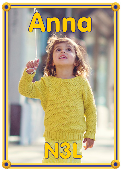 Studentplakat med gul ram, blå knappar och helbildsfoto